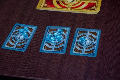 Мислете разумно кои карти ще изиграете първо!