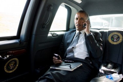 President-Obama-and-devices-600x400