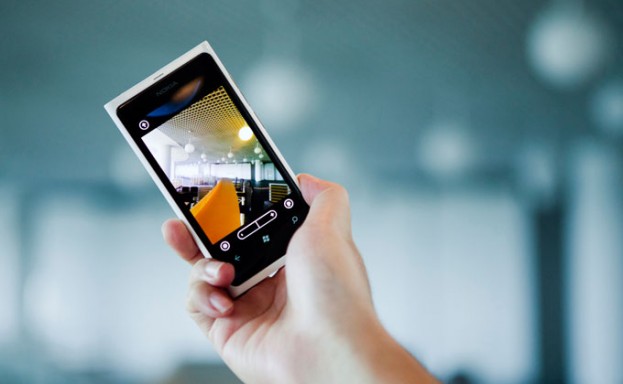 inside-nokia-lumia-white