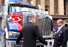 Mack създадоха поръчков модел със златни орнаменти