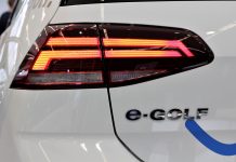 VW представя автономен робот за зареждане на електрически автомобили