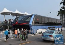 Китай наистина построи странния автобус, минаващ над коли