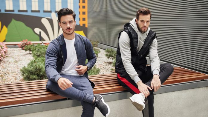 Как да носите мъжки джогър панталони?