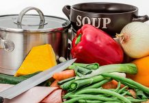 Кухненски робот приготвя вечеря и мие чиниите