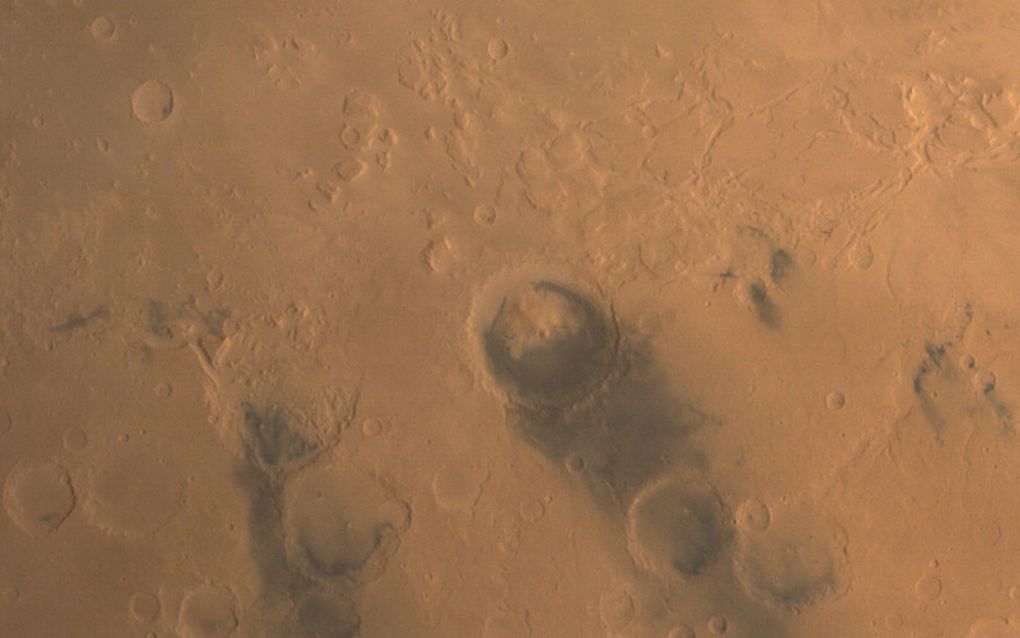 Кратерът Gale. В момента там се намира ровърът Curiosity | Снимка: ISRO / ISSDC / Emily Lakdawalla