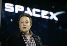 Илон Мъск сподели първа снимка на космическите скафандри от SpaceX