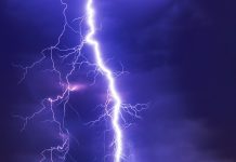 Учени ръководят мълнии с лазери