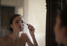 Моливи за очи