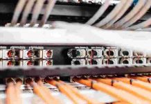 Оптичен кабел монтиран от роботи