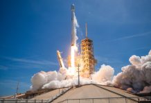 SpaceX приземиха успешно две ракети през уикенда; едната изведе в орбита първия български сателит