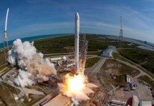 SpaceX ще изстреля двама космически туристи на обиколка около Луната