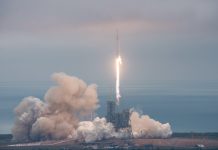SpaceX приземи успешно трета ракета на твърда земя