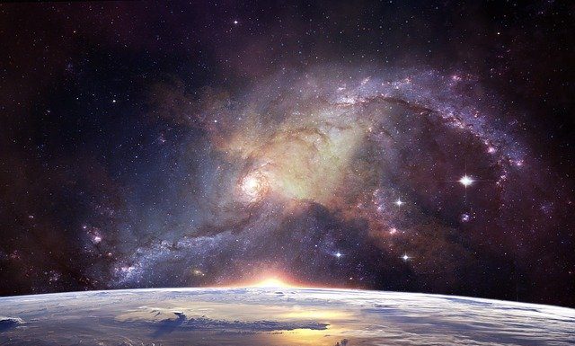 Планета обикаляща около три звезди